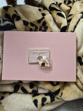 Juicy Couture Light With Gold Heart Lock Eye Shadow Palette